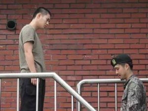 被多男摁住灌浓精np【被多男摁住强灌浓精，NP 大战太刺激】