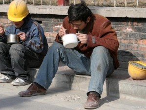 震惊我被 9 个建筑工人抬到茶几上，这是为何？